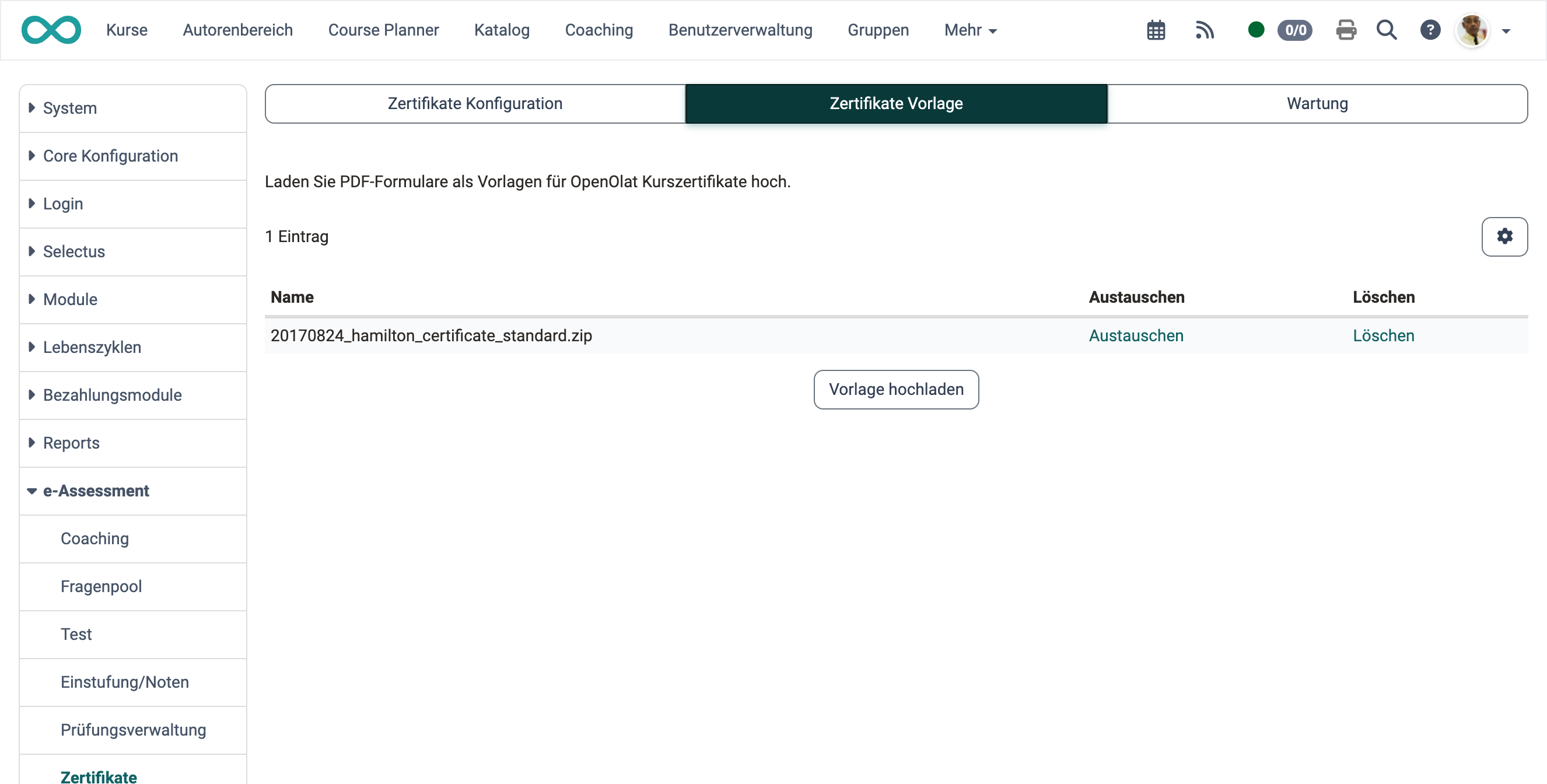 Die Liste der hochgeladenen Zertifikatsvorlagen mit den Aktionen Austauschen und Löschen sowie dem Button Vorlage hochladen, im Tab Zertifikate Vorlage
