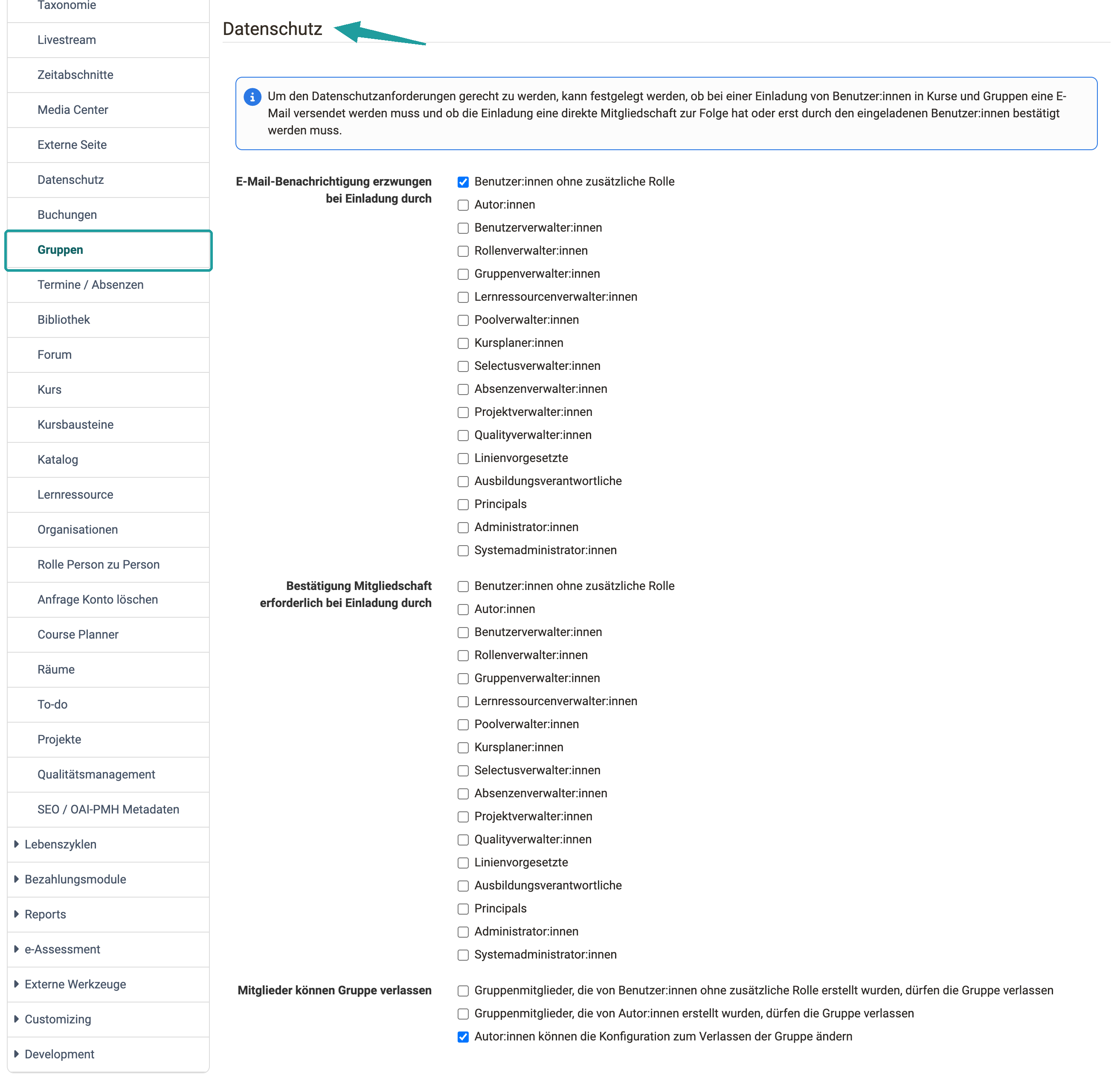 Datenschutz-Einstellungen im Modul Gruppen mit den Rollenlisten für erzwungene E-Mail-Benachrichtigung und Mitgliedschaftsbestätigung, je 17 Rollen