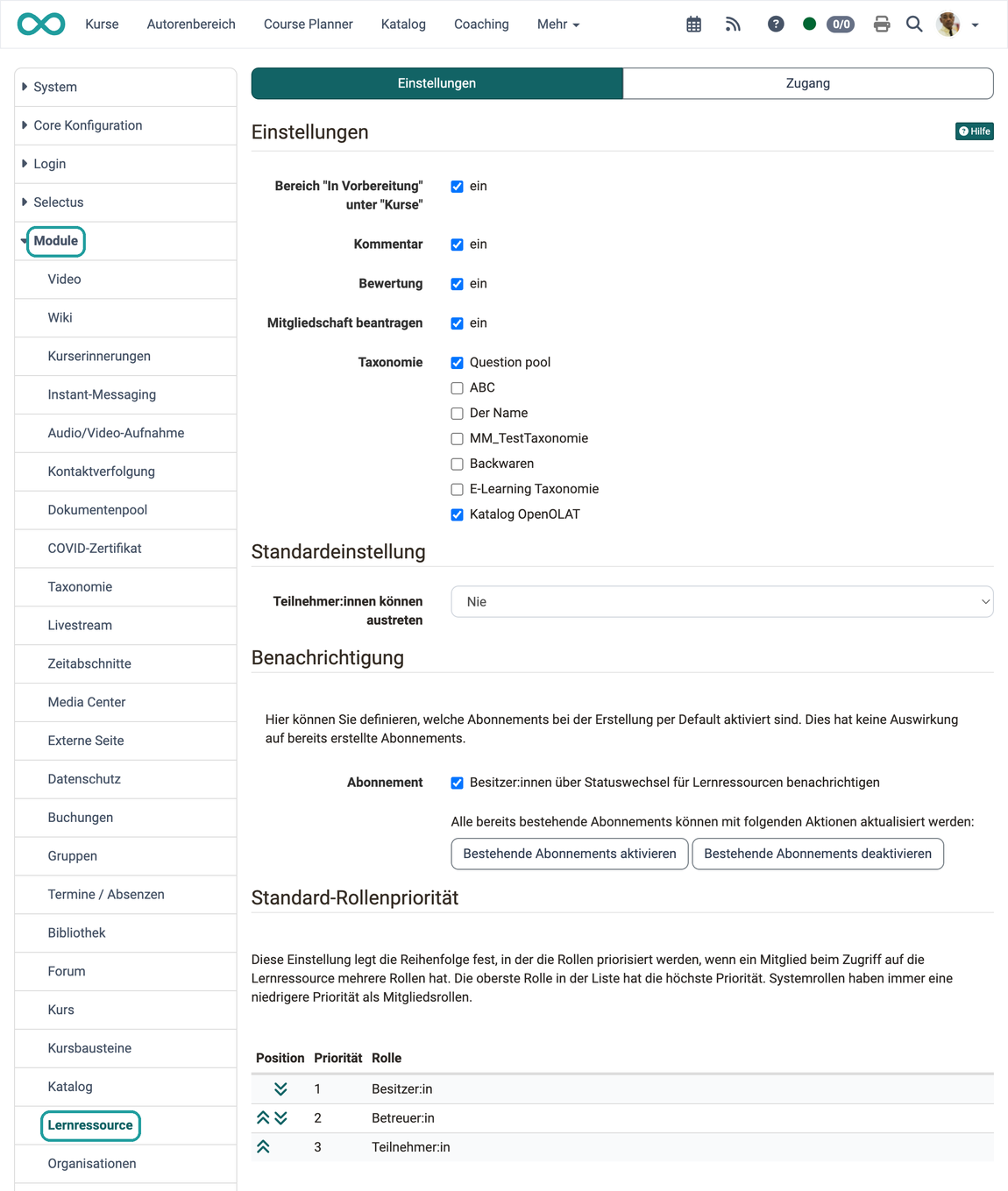 Kontrollkästchen für Kommentar, Bewertung und Mitgliedschaft beantragen, Standardeinstellung zum Austreten und Rollenpriorität, Seite Lernressource im Menü Module der System-Administration