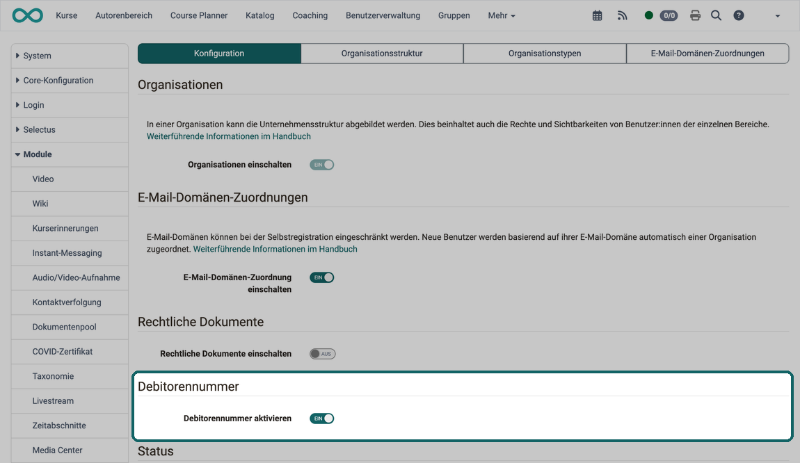 Aktivierung des Moduls Organisationen, der E-Mail-Domänen-Zuordnung, der rechtlichen Dokumente und der Debitorennummer; der Abschnitt Debitorennummer ist hervorgehoben