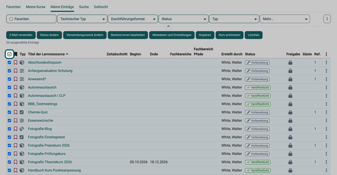 Angehakte Checkbox in der Titelzeile markiert, alle Zeilen der Tabelle sind ausgewählt und die Buttons für Sammelaktionen erscheinen
