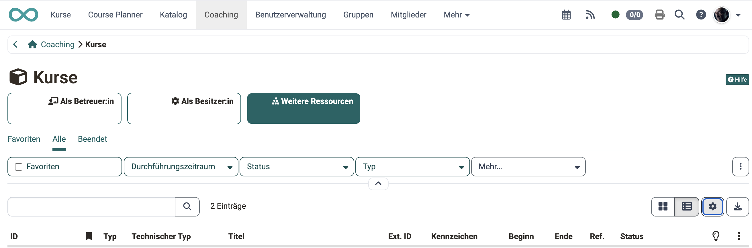 Kurse im Coaching Tool mit den Fokus-Einträgen Als Betreuer:in, Als Besitzer:in und dem gewählten Weitere Ressourcen, darunter die Tabs Favoriten, Alle und Beendet und die Spalten ID bis Status.