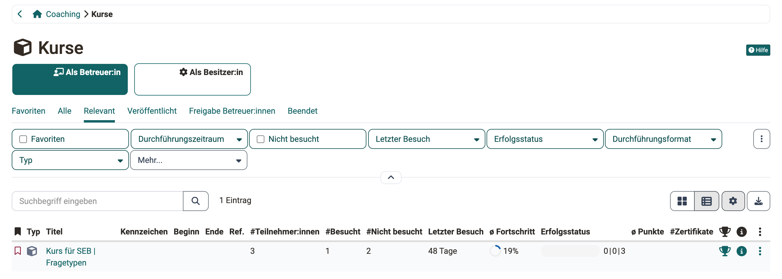 Kursliste im Fokus Als Betreuer:in in der Tabellenansicht: je Kurs Teilnehmer:innen, Besuche, Fortschritt, Erfolgsstatus, Punkte und Zertifikate, rechts Symbole für Bewertungswerkzeug und Infoseite