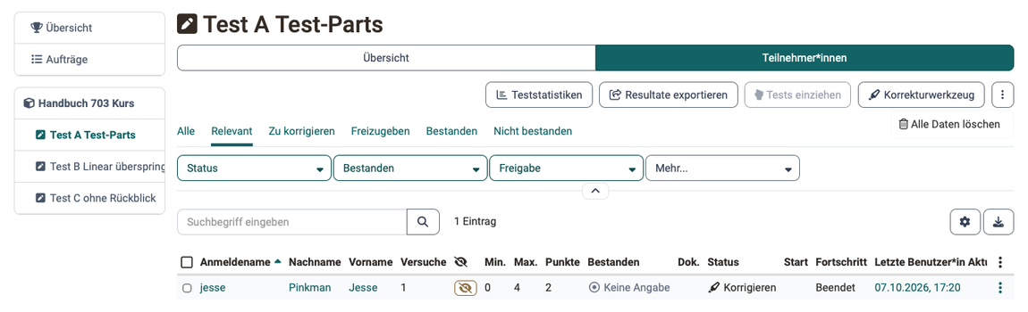 Links die Kursstruktur, rechts die Tabs Übersicht und Teilnehmer:innen eines Tests, darunter Buttons, Filter und die Liste der Teilnehmenden mit Versuchen, Punkten, Bestanden und Status