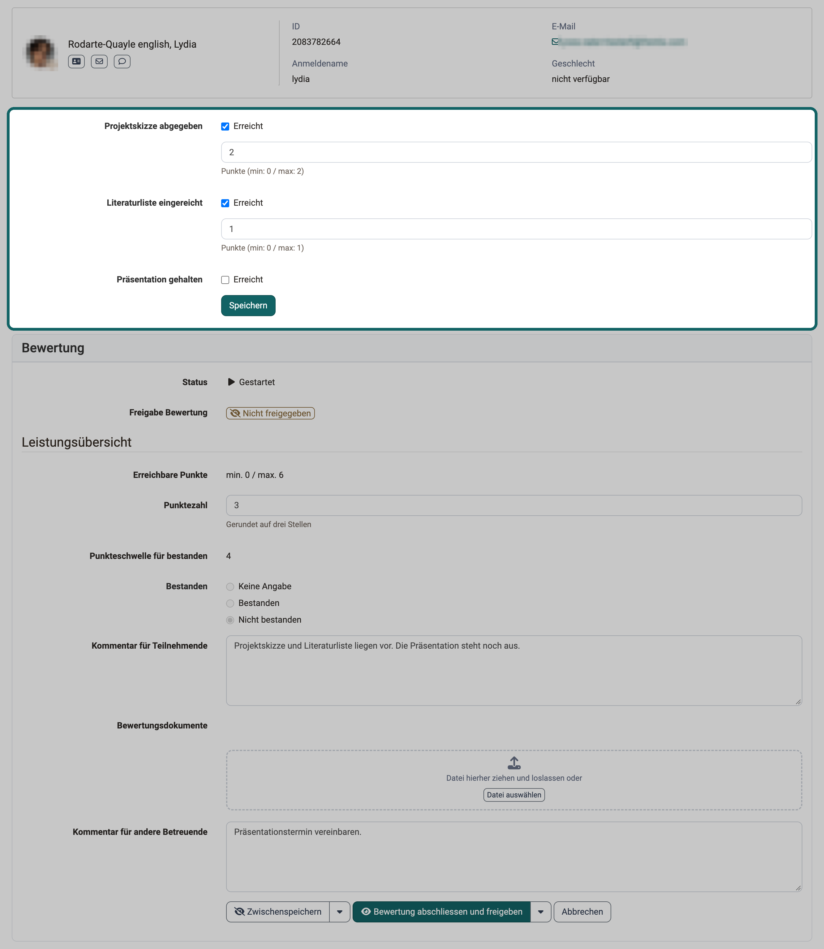 Bewertung einer Person in der Checkliste: unter der Visitenkarte haken Sie die Checkboxen nach, das Bewertungsformular darunter zeigt Punkte, Ergebnis und Kommentare