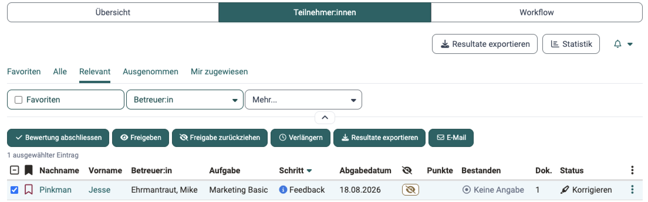Nach Auswahl einer Zeile erscheint über der Liste eine Leiste mit sechs Aktionen für die ausgewählten Personen: "Bewertung abschliessen", "Freigeben", "Freigabe zurückziehen", "Verlängern", "Resultate exportieren" und "E-Mail": Tab Teilnehmer:innen der Betreueransicht im Kurs